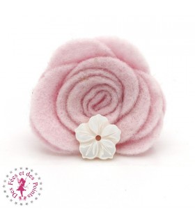 Fleur en nacre gravée - 14 mm