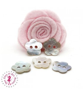 Fleurs en nacre - 15 mm