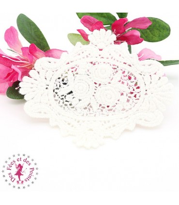 Motif en dentelle - Médaillon aux roses