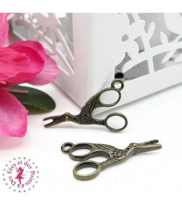 Charm / Pendentif "Ciseaux de brodeuse"
