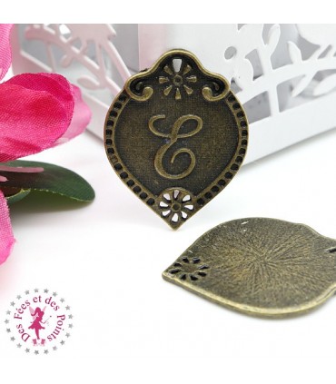 Charm / Pendentif "Médaillon Lettre E"