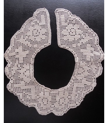 Col au crochet avec motifs de fleurs
