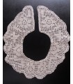 Col au crochet ivoire avec motifs de fleurs