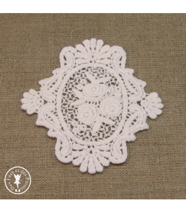 Motif en dentelle - Médaillon aux roses