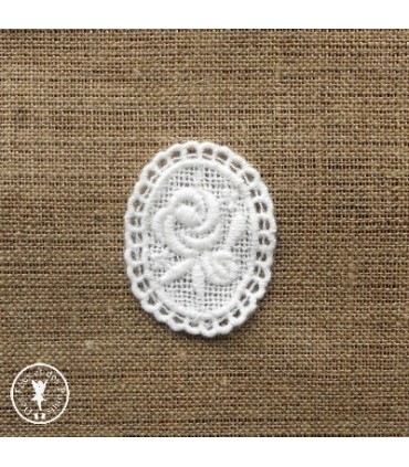 Motif en dentelle - Médaillon ovale Rose délicate